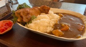 豚唐揚げがのった、カレーライスの写真